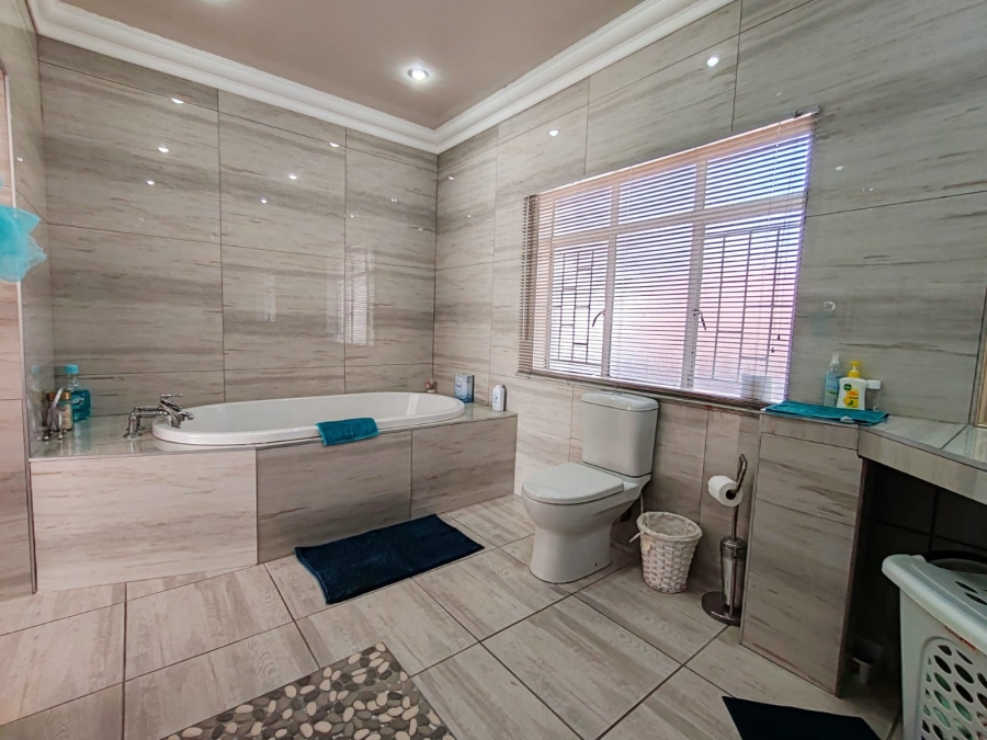 5 Bedroom Property for Sale in Miederpark North West